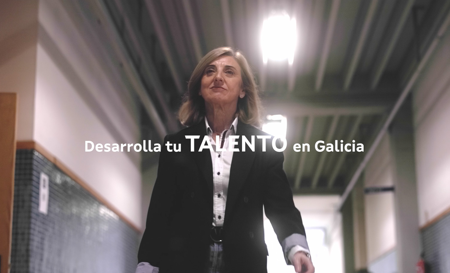 Doctora andando por los pasillos de la Universidad
