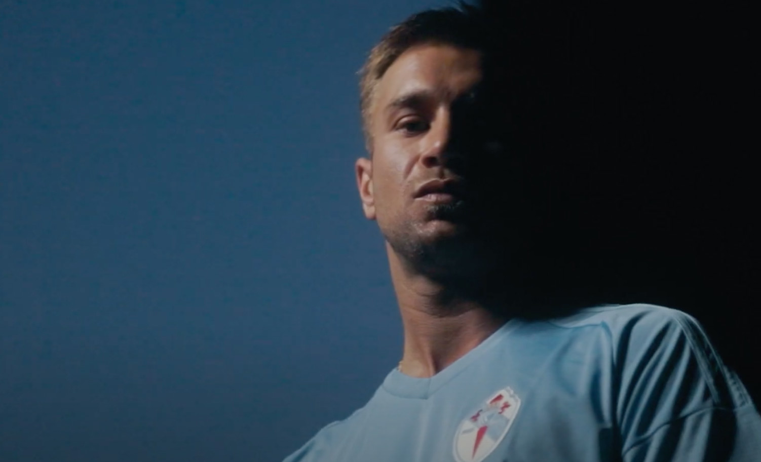 Chico con la camiseta del celta