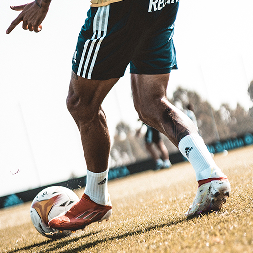 Futbolista dandole al balón