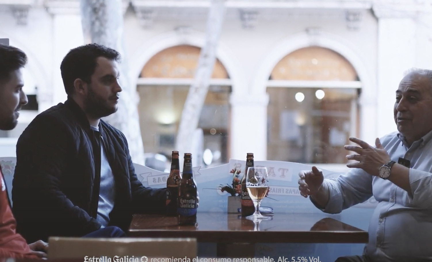 Hablando en la mesa de un bar