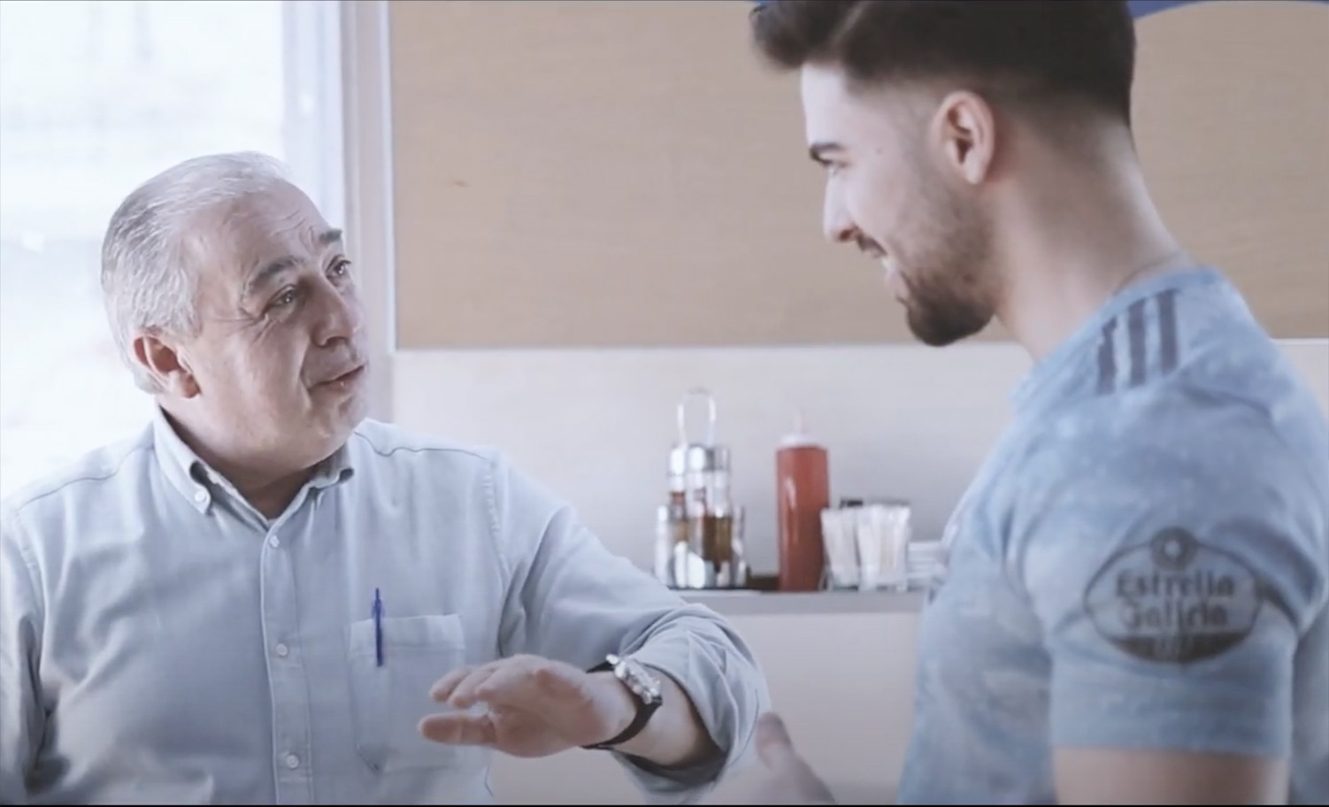 hablando señor y jugador de esport