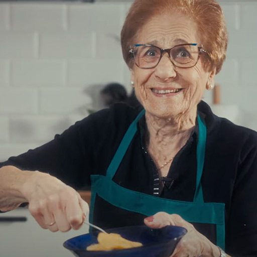 abuela batiendo huevos cuadrada