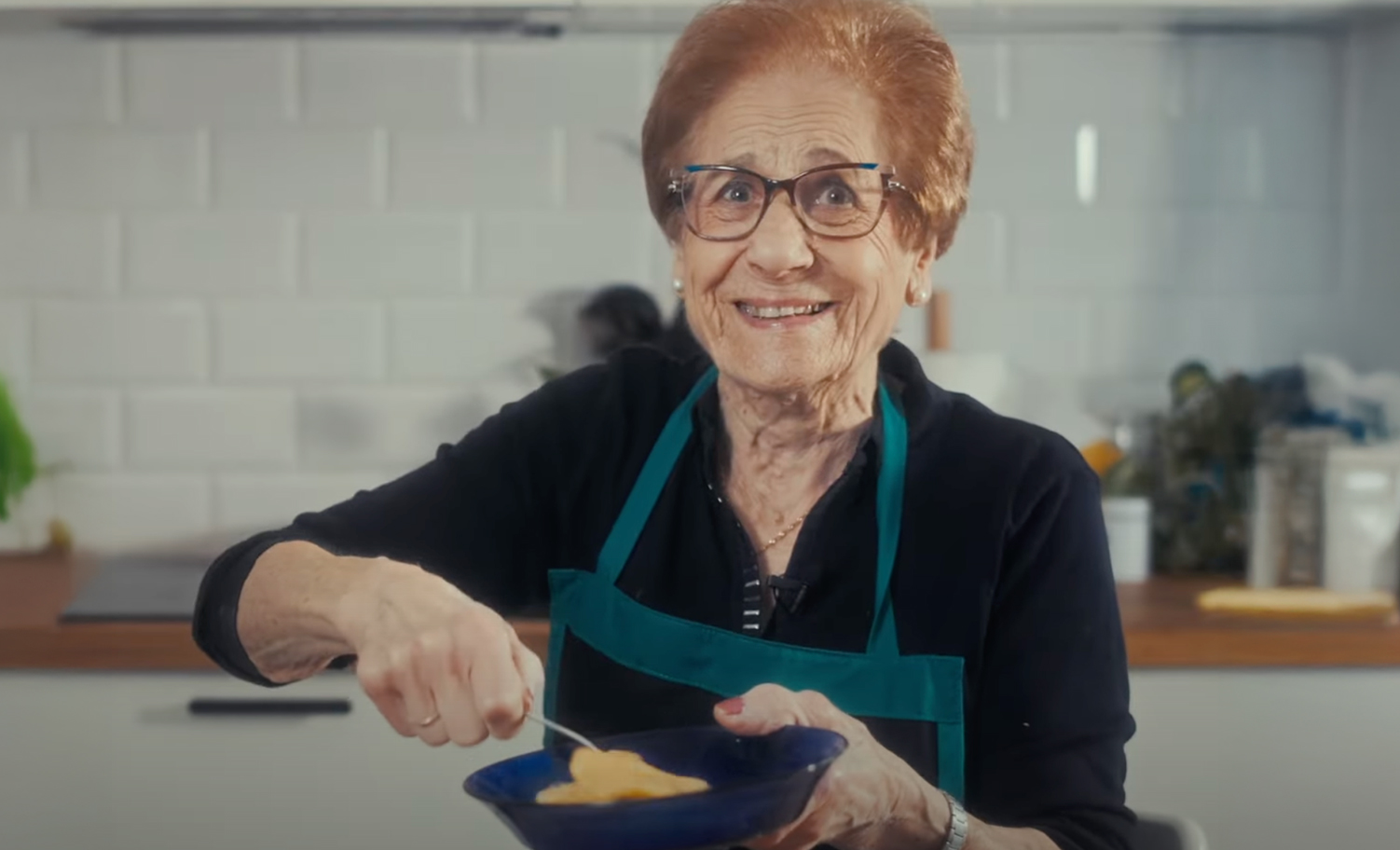 Abuela batiendo huevos