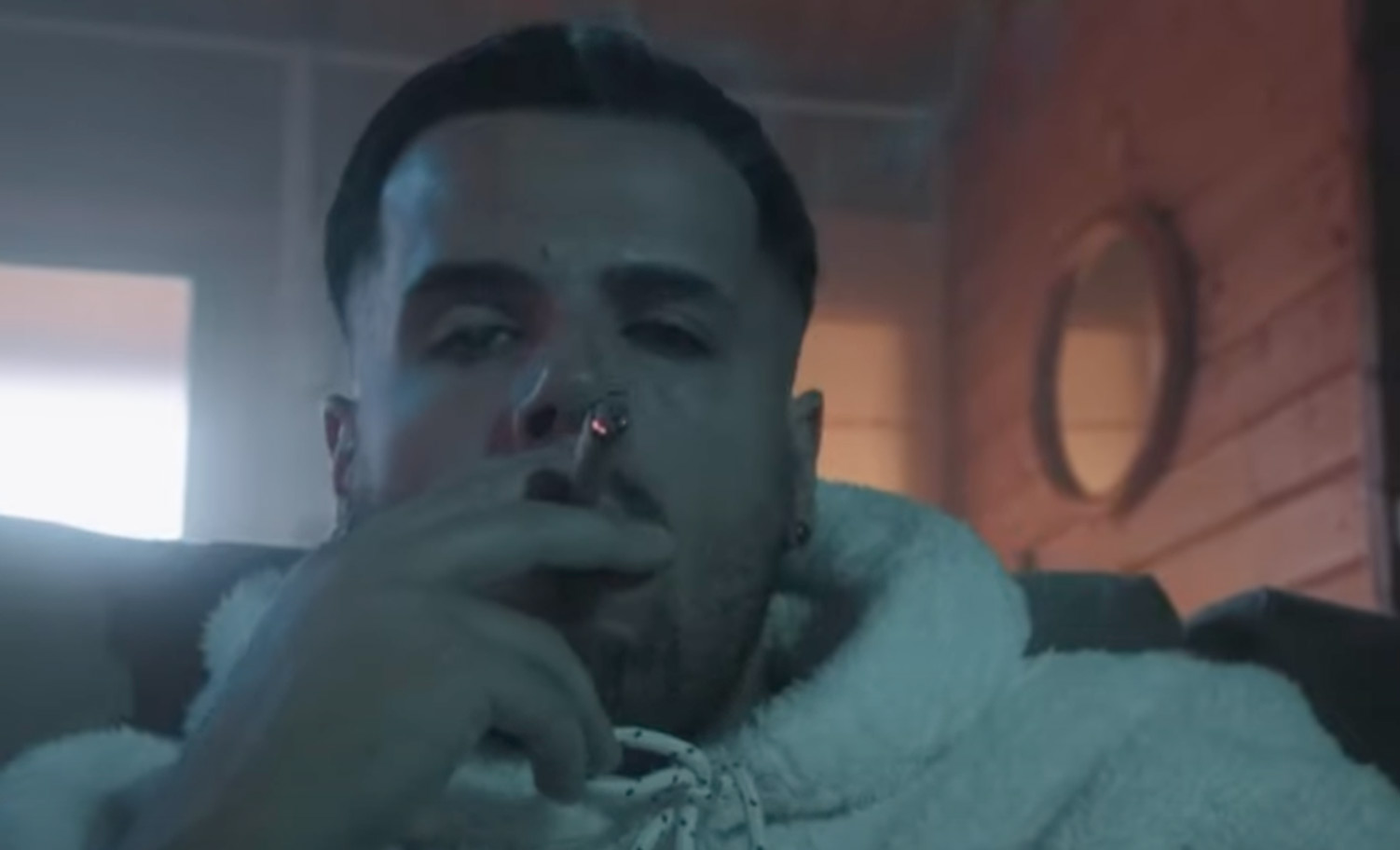 Elecesar fumando