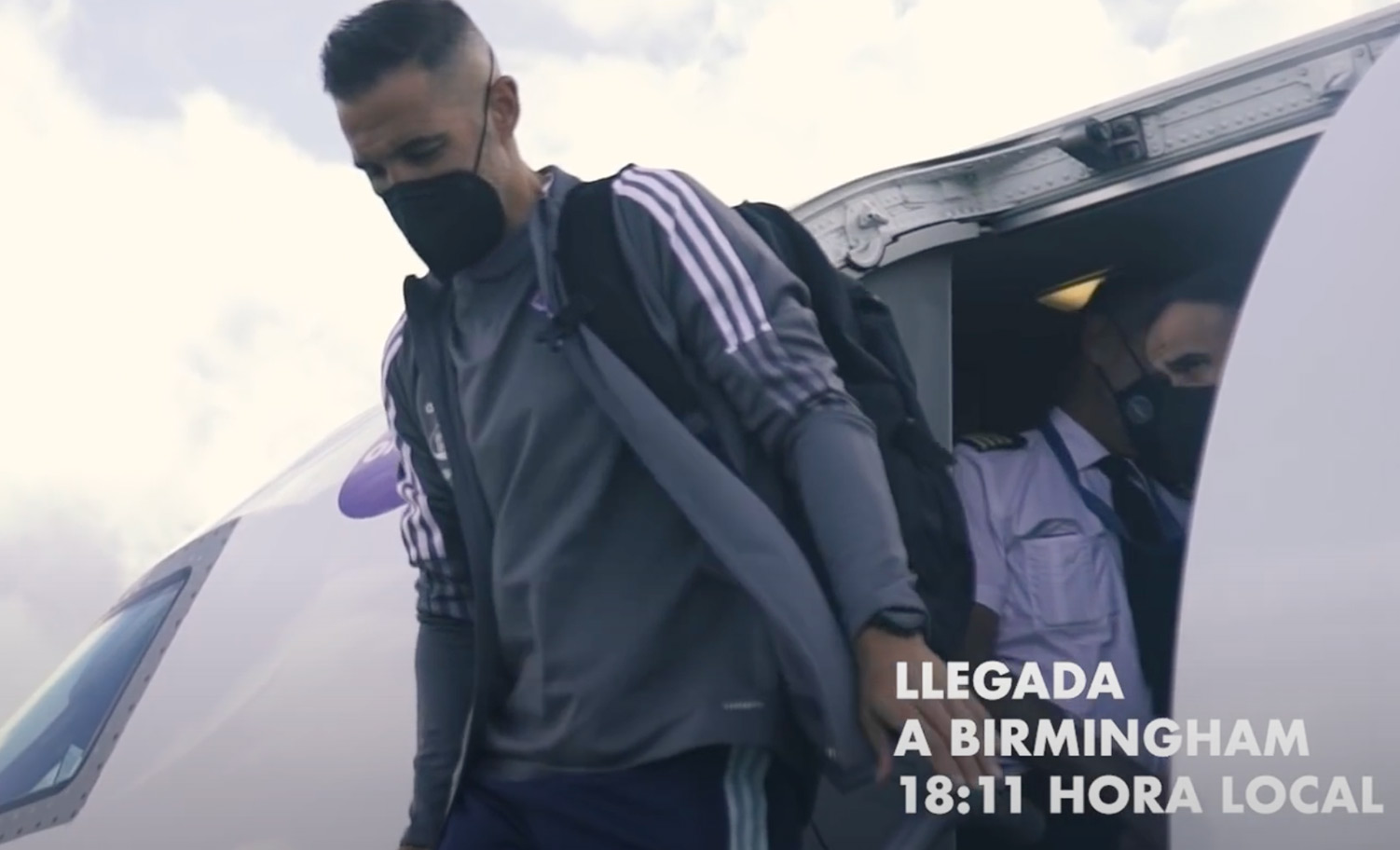 jugadores bajando del avión
