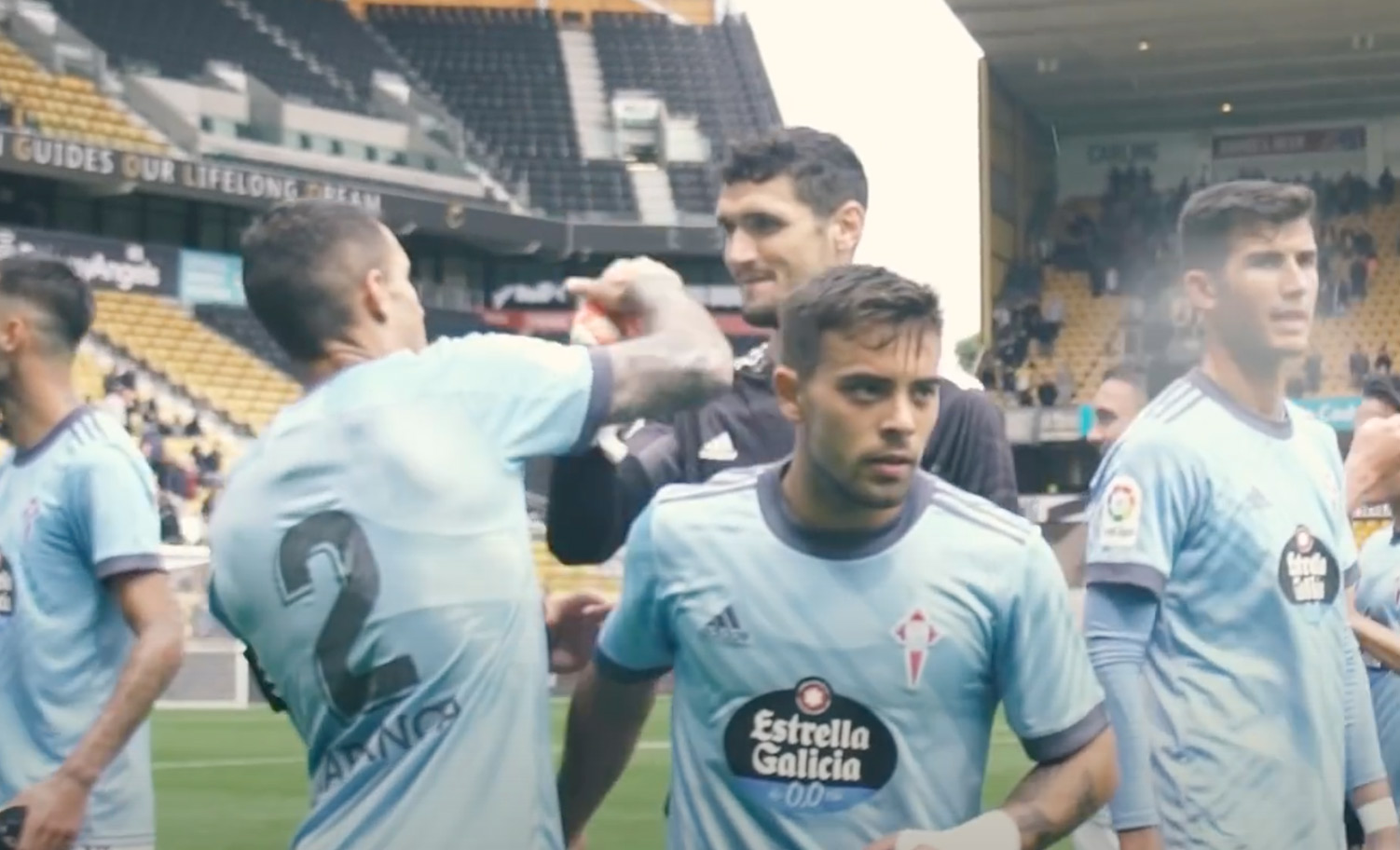 Partido contra los Wolves jugadores abrazándosela